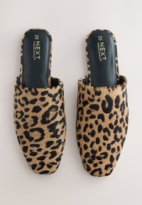 Mules à enfiler à imprimé léopard avec une tige douce et texturée, des accents noirs et une semelle intérieure noire rembourrée. Taille indiquée : 6,5.