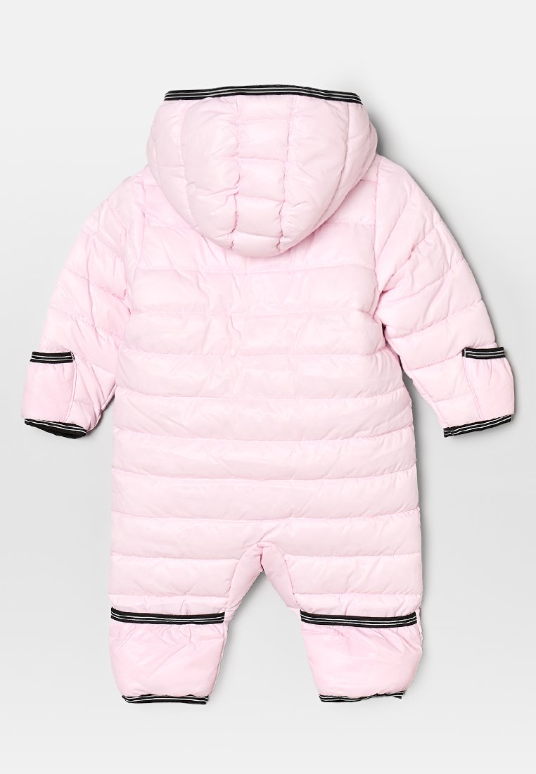 Mono de nieve acolchado rosa con capucha, con costuras horizontales y ribetes negros en las mangas y puños. Textura suave y diseño voluminoso.