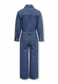 Denim overal v stredne modrej farbe, s dlhými rukávmi, golierom, zadným yoke a širokými nohavicami. Obsahuje dve zadné vrecká a manžety na gombíky.