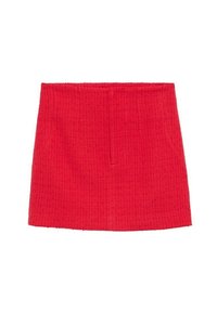 Mini falda roja con textura y silueta recta. Presenta dos bolsillos laterales y una cinturilla. La tela es tejida, ofreciendo un interés visual.