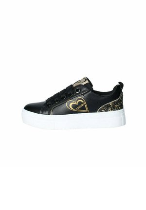 Sneakers neri con accenti di glitter sul tallone, logo a forma di cuore dorato sul lato, punta rotonda e suola bianca spessa. Design con lacci e sei fori.