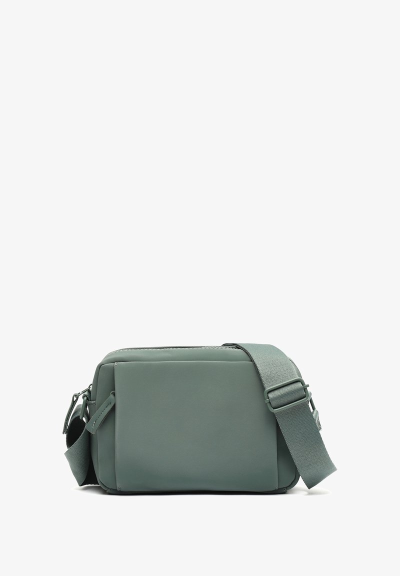 Borsa a tracolla verde realizzata in materiale liscio e opaco. Forma boxy con tracolla rimovibile, chiusura con zip e design minimalista.