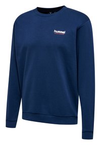 Mörkblå sweatshirt tillverkad av bomullsmaterial, har långa ärmar, rund halsringning och en vit logotyp på bröstet.