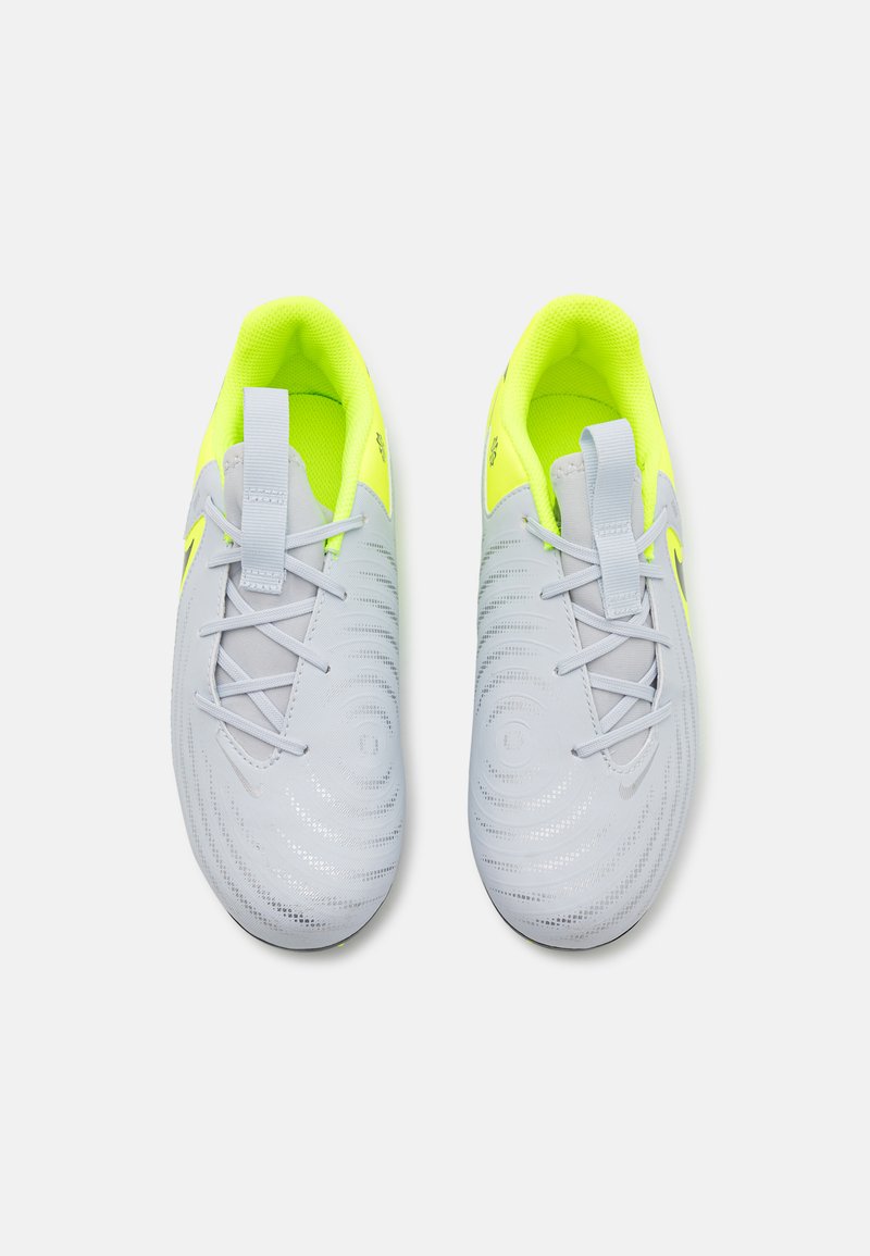 Baskets de sport gris clair avec une surface texturée, des accents réfléchissants et des détails jaunes vifs sur le talon et l'intérieur. Comprend un système de laçage.