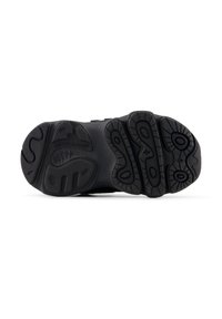 Μαύρη εξωτερική σόλα αθλητικού παπουτσιού με υφή από καουτσούκ, με καμπύλα και κυκλικά σχέδια πέλματος και ανάγλυφα στοιχεία επωνυμίας.