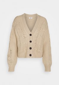 Beige gestrickte Strickjacke mit V-Ausschnitt, mit Zopfmuster, langen Ärmeln und fünf dunklen Knöpfen vorne. Verkürzte Passform.