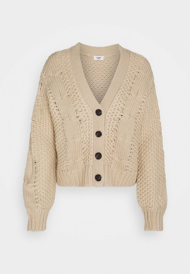 Beige gestrickte Strickjacke mit V-Ausschnitt, mit Zopfmuster, langen Ärmeln und fünf dunklen Knöpfen vorne. Verkürzte Passform.