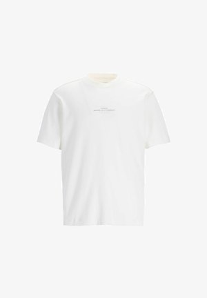 T-shirt di cotone bianco con collo rotondo e maniche corte. Presenta un sottile testo blu sul davanti. Tessuto liscio, vestibilità regolare.