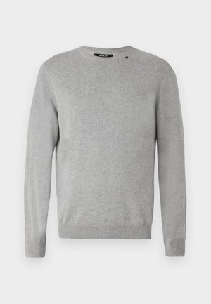 Maglione grigio chiaro con maniche lunghe, collo a giro, texture lavorata a maglia e design semplice con un piccolo logo sopra la spalla sinistra.