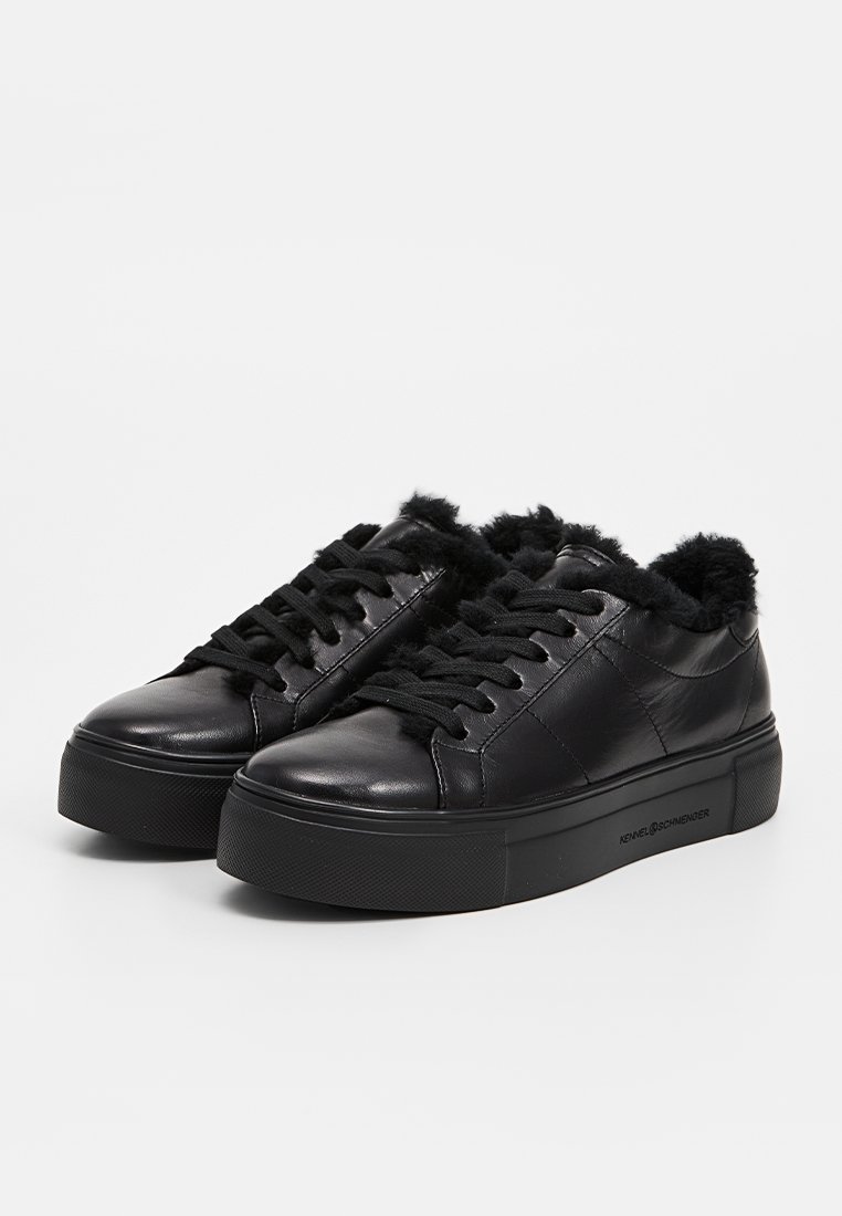 Schwarze Leder-Sneaker mit strukturiertem Finish, ausgestattet mit einem pelzgefütterten Kragen, flachen Schnürsenkeln und einer dicken Gummisohle. Markenlogo an der Seite.