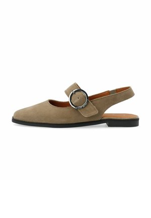 Beige ruskind flad sko med sort sål, rund sølvspænde og slingback-design til åben hælstøtte.