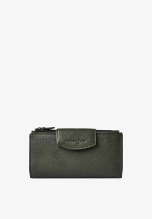 Portefeuille en cuir vert foncé avec rabat avant et compartiment zippé, présentant une surface texturée et le nom de la marque embossé sur le rabat.
