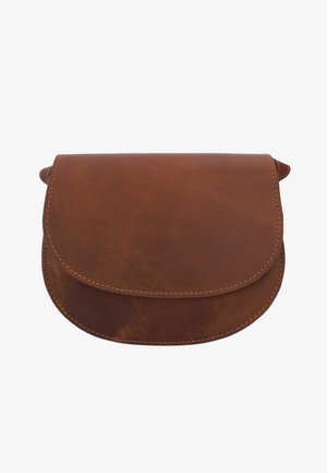 Sac bandoulière en cuir marron avec rabat incurvé et coutures visibles, fermé, isolé sur fond blanc.