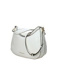Borsa a spalla in pelle bianca con forma curvata, caratterizzata da finiture nere e dettagli in oro. La tracolla è regolabile, con marchio impresso sul davanti.