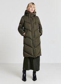 Cappotto lungo imbottito verde oliva con cappuccio, chiusura con zip e bottoni, tasche laterali e dettagli con cuciture a effetto chevron.