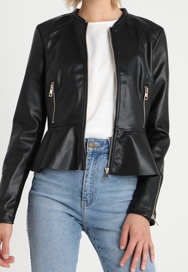 Zwart leren peplumjack met een staande kraag, voorzakken met rits en een textuurafwerking, gecombineerd met lichtblauwe jeans.