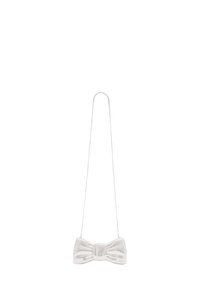 Srebrna metaliczna torebka w kształcie kokardy z teksturowaną powierzchnią, z centralnym węzłem i łańcuszkowym paskiem. Projekt jest minimalistyczny i nowoczesny.