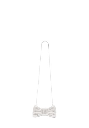 Bolso de mano en forma de lazo metálico plateado con una superficie texturizada, que presenta un nudo central y una correa de cadena. El diseño es minimalista y moderno.