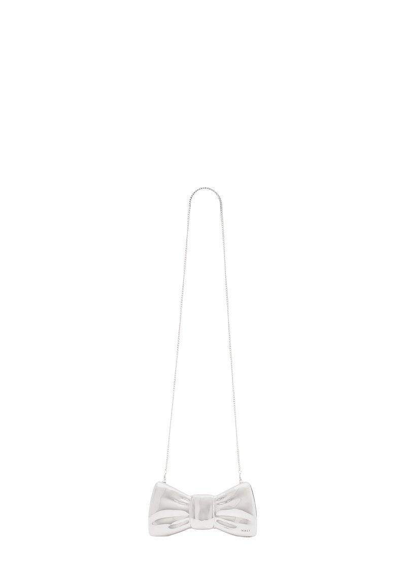Srebrna metaliczna torebka w kształcie kokardy z teksturowaną powierzchnią, z centralnym węzłem i łańcuszkowym paskiem. Projekt jest minimalistyczny i nowoczesny.