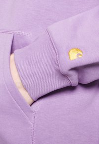 Carhartt WIP HOODED CHASE - Jersey con capucha - violanda/gold