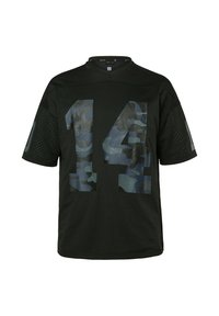 Czarna krótka koszulka z perforowaną teksturą, z dużym kamuflażowym numerem „14” na przodzie oraz jednokolorowymi akcentami na rękawach.