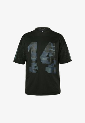 Czarna krótka koszulka z perforowaną teksturą, z dużym kamuflażowym numerem „14” na przodzie oraz jednokolorowymi akcentami na rękawach.