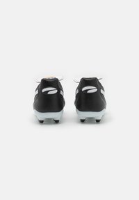 Botas de fútbol negras con un diseño elegante, que cuentan con una parte superior texturizada, acentos blancos y una suela color azul claro con tacos negros.