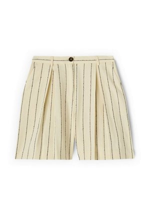 Pantaloncini a vita alta color crema con sottili righe verticali nere, chiusura frontale con bottoni, passanti per cintura e tasche laterali.