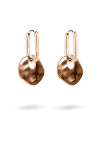 Roze gouden metalen oorbellen met een sculpturale, organische vorm, voorzien van een uitsparing en een gepolijste textuur voor een reflecterende afwerking.