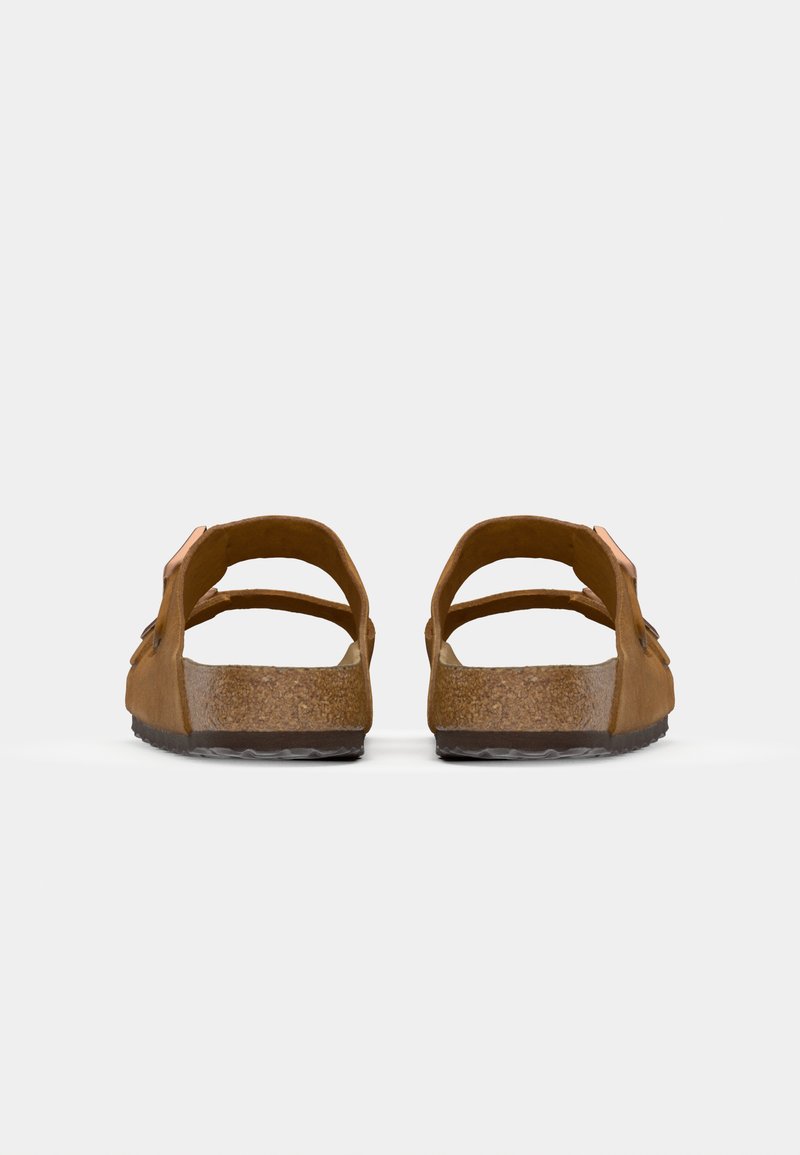 Sandali in suede marrone con due fasce regolabili, soletta in sughero e suola in gomma testurizzata, visti da dietro.