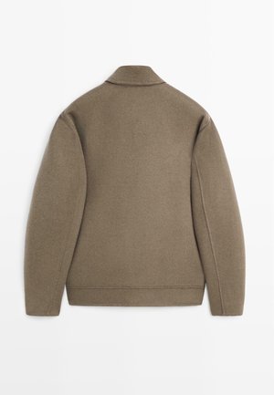 Brązowa kurtka z mieszanki wełny z długim rękawem, z kołnierzem i lekko oversize'owym krojem. Prosty design bez widocznych wzorów ani akcentów.