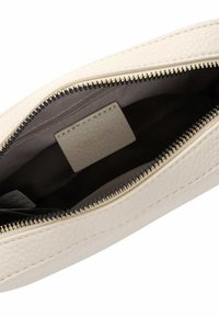 Pochette in finta pelle crema con chiusura dorata, fodera interna grigia e superficie tattile. Etichetta del marchio interna visibile.