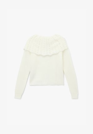 Pull blanc avec un corps en tricot texturé et une encolure à volant à motifs ornée de petits embellissements, des manches longues et une coupe courte.