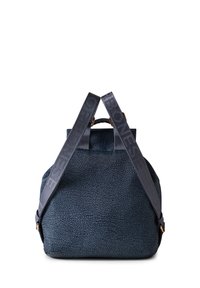 Dunkelblauer, strukturierter Rucksack mit abgerundeter Form, ausgestattet mit einem kleinen oberen Griff und breiten, gemusterten Schultergurten. Goldene Hardware-Akzente.