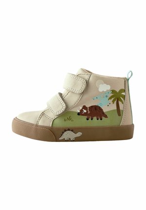 Beige High-Top-Schuhe mit Klettverschlüssen, bestickt mit Dinosaurier- und Landschaftsmotiven, grünen Akzenten und einer braunen Gummisohle.