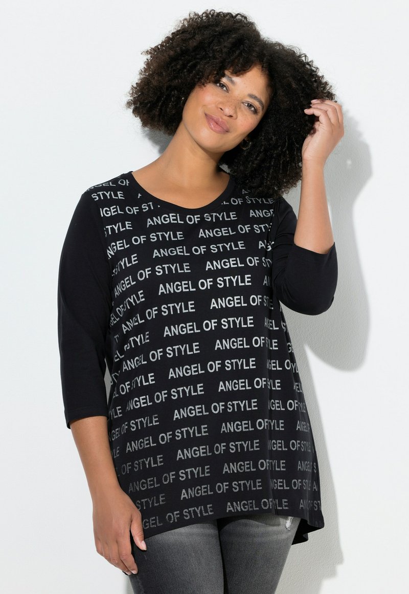 Schwarzes Oberteil mit Dreiviertelärmeln, das ein sich wiederholendes Textmuster "ANGEL OF STYLE" in grau aufweist. Lockerer Schnitt mit abgerundetem Saum, aus weichem Stoff.