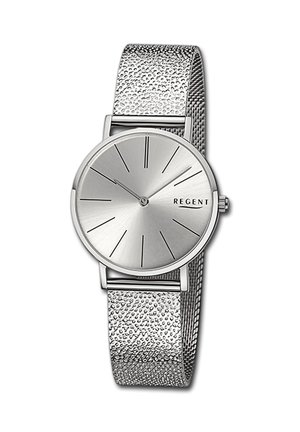 Montre argentée avec un cadran rond élégant, des marqueurs d'heure minimalistes et un bracelet en mailles texturées. Le nom de la marque "REGENT" est gravé sur le cadran.