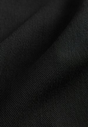 Schwarzer Stoff mit einer glatten Textur, der ein dezent diagonales Webmuster und ein mattes Finish aufweist. Die Nahaufnahme betont die Details des Materials.