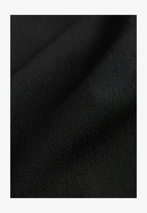 Crni materijal s glatkom teksturom, s suptilnim dijagonalnim tkanjem i mat finishem. Bliski pogled naglašava detalje materijala.
