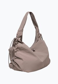Tas gemaakt van zacht, lichtgewicht materiaal, met een gedempte taupe kleur, een slouchy ontwerp en verstelbare rimpelende elementen aan de zijkant.