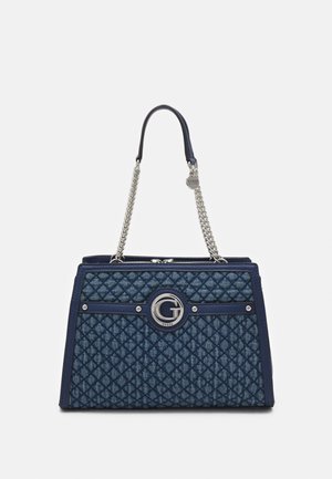 Sac à main en denim bleu matelassé avec des finitions en cuir, des poignées en chaîne argentée et un emblème central logo Guess en argent.