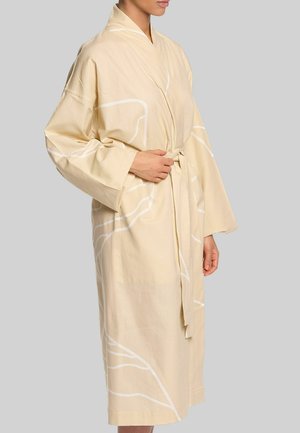 Világos bézs színű, térdig érő köntös, széles ujjakkal és fehér absztrakt vonal mintázattal, deréknál megkötve, oldalirányban álló személyen viselve.