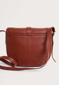 Borsa a tracolla in pelle marrone con superficie testurizzata, dotata di un flap ripiegabile, dettagli cuciti e una tracolla regolabile.