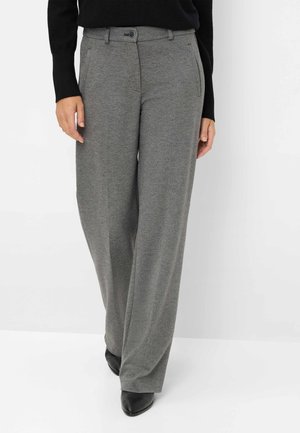 Grå brede bukser lavet af blødt tekstil, med knaplukning, bæltestropper og sidelommer, parret med sorte sko.