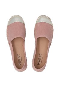 Růžové semišové nazouvací boty s lesklým bílým špičkovým víčkem, měkkou vnitřní podšívkou a strukturovanou podrážkou, s viditelným šitím a strapcovanými okraji.