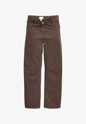 Bruine zwangerschapsjeans met rechte pijpen, voorzakken, riemlussen en een knoopsluiting, plat weergegeven op een witte achtergrond.