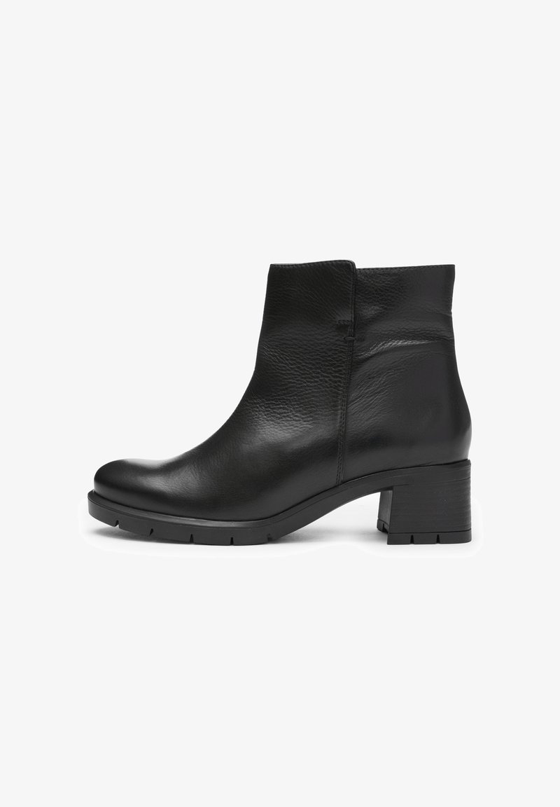 Schwarze Leder-Ankle-Boots mit abgerundeter Zehenpartie, niedrigem Blockabsatz, strukturiertem Finish und minimalen Nähdetails an der Seite.