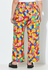 Pantaloni a gamba larga colorati con un vivace motivo di gelato e geometrico nelle tonalità di rosa, blu, giallo e verde, con una cintura elastica.