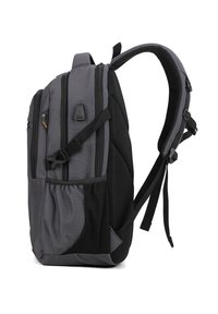 Zaino imbottito grigio e nero con più scomparti con zip, tasche laterali in mesh, spallacci regolabili e porta di ricarica USB esterna.