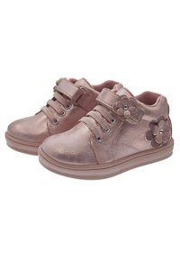 Baskets métalliques roses avec des accents floraux, des lacets et une sangle Velcro. Tige texturée, semelle en caoutchouc et col rembourré pour le confort.